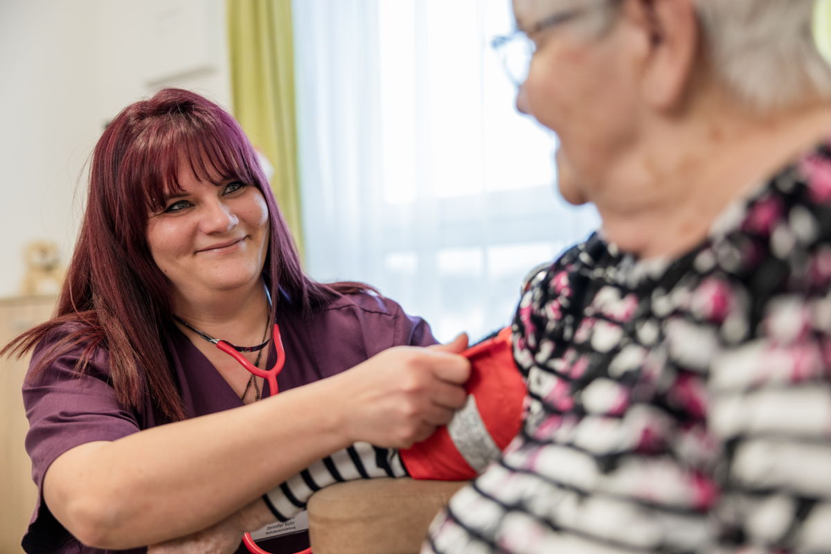 Zwei motivierte Pflegefachkräfte